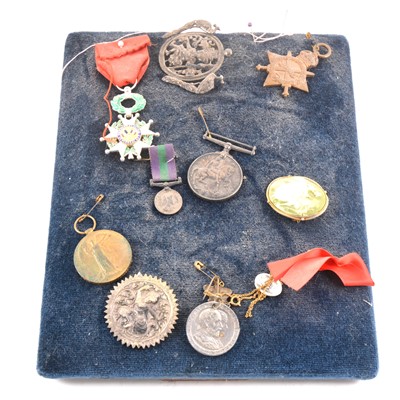 Lot 151 - A pair of World War I medals, other medals and badges