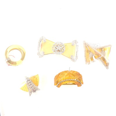 Lot 307 - An Art Deco "apple juice" lucite buckle and clips.