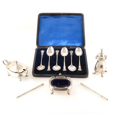 Lot 281 - A small collection of silver, to include teaspoons and cocktail swizzle sticks.