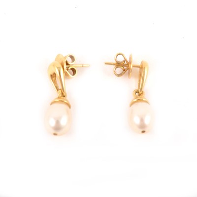 Lot 102 - A pair of 18 carat gold pearl drop earings.