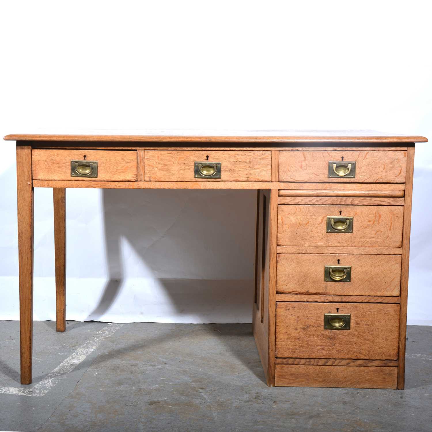 Lot 126 - An oak single pedestal desk.