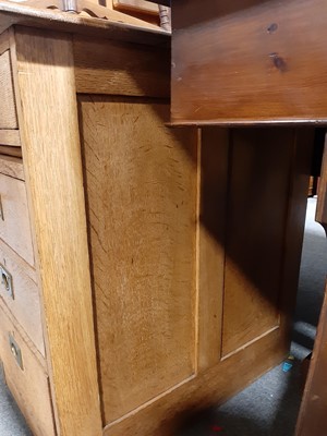 Lot 126 - An oak single pedestal desk.