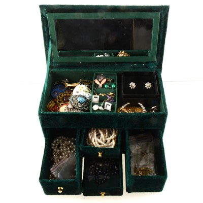 Lot 330 - A green velvet jewel box with silver and costume jewellery, freshwater pearls.