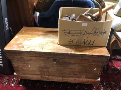 Lot 633 - A carpenter's pine tool box