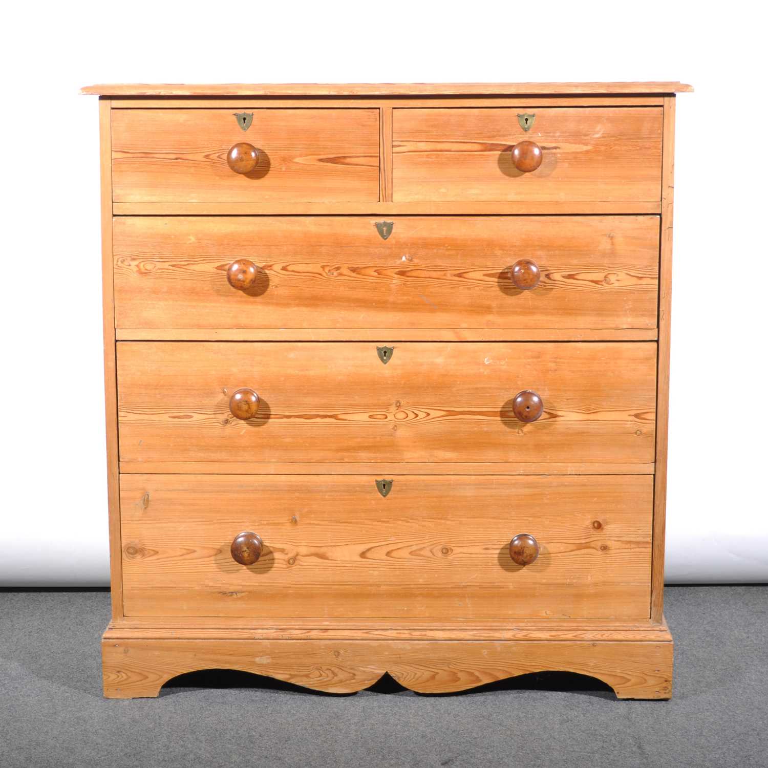 Lot 516 A pine chest of drawers