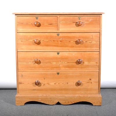 Lot 516 - A pine chest of drawers