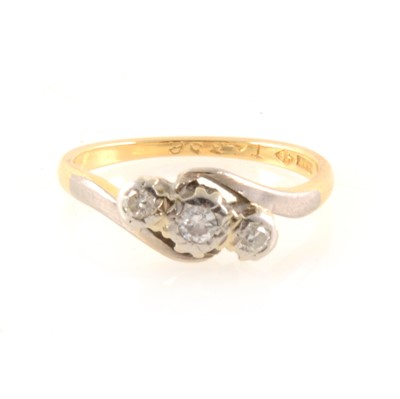 Lot 222 - A diamond three stone crossover ring.