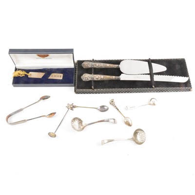 Lot 358 - A Kings pattern silver-handled bread knife and cake slice, cased, cased set of tea knives