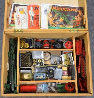 Lot 65 - Large wooden box containing a quantity of Meccano