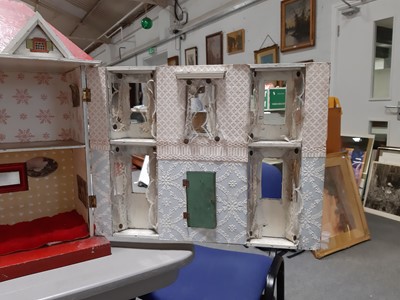 Lot 182 - A 1940s wooden dolls house, Georgian style, with painted exterior