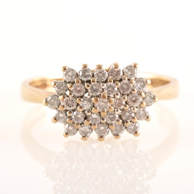 Lot 224 - A diamond cluster ring.