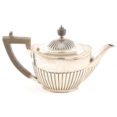Lot 191 - An Edwardian silver teapot, Goldsmiths & Silversmiths Company, London 1902