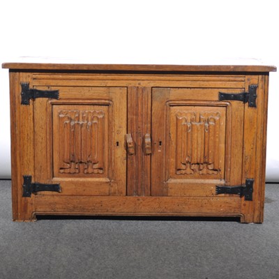 Lot 553 - A small oak hutch cupboard