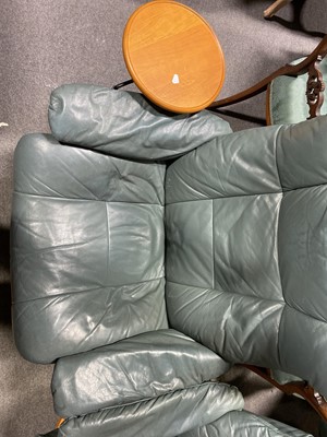 Lot 405 - A pair of 'Stressless' leather adjustable easy chairs, with stools, and a two-seat sofa.