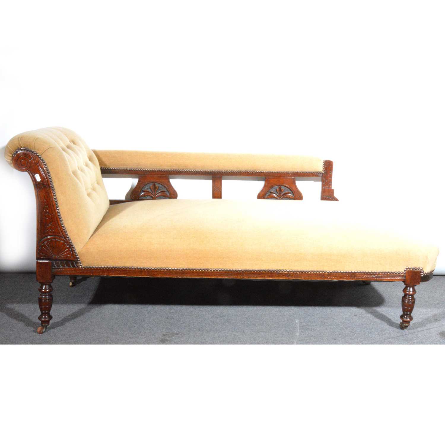 Lot 497 - An Edwardian chaise longue