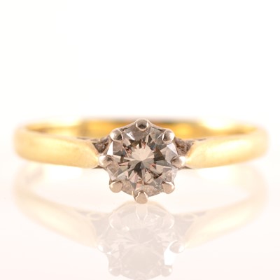 Lot 220 - A diamond solitaire ring.