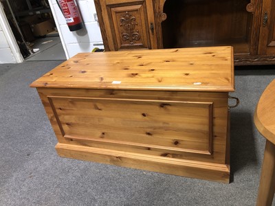 Lot 621 - A modern pine blanket box