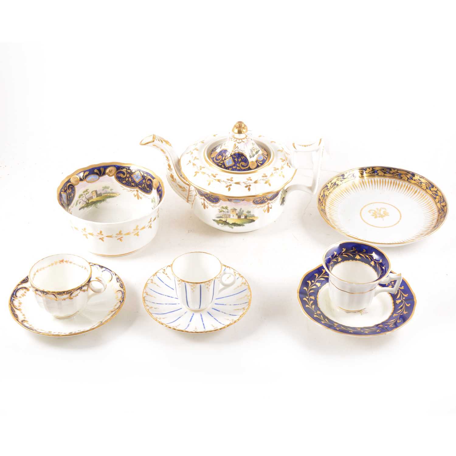 Lot 61 - An English porcelain teapot, and other teaware