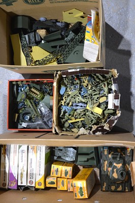Lot 71 - A large quantity of plastic military toy soldiers, vehicles and buildings