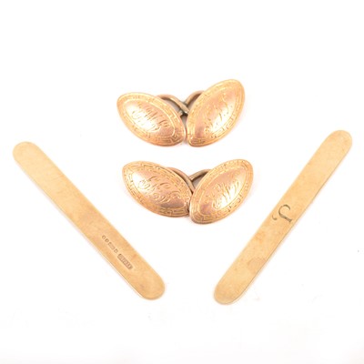 Lot 226 - A pair of 15 carat rose gold chain link cufflinks and pair of 9 carat gold collar stiffeners.