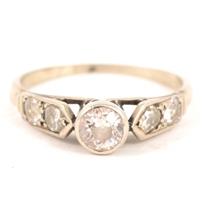 Lot 312 - A solitaire ring