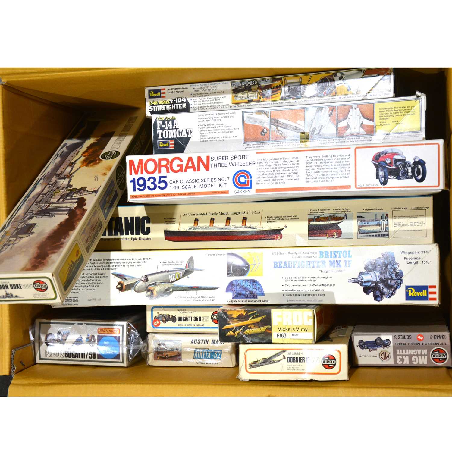 Model Kit Boss Austin Lot 209 - Plastic model kits; twelve including Airfix