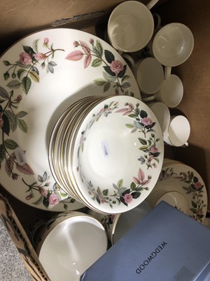 Lot 16 - A quantity of Wedgwood Hathaway Rose pattern dinner and decorative wares