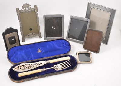 Lot 292 - A cased set of silver fish servers and collection of pewter, plated and silver photograph frames