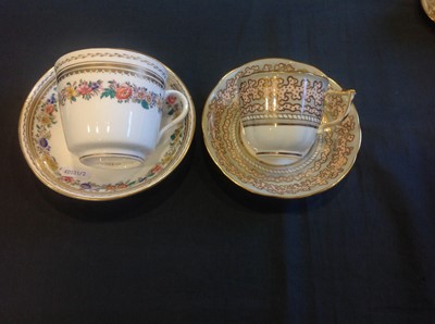 Lot 8 - A collection of decorative wall plates, cabinet cups and saucers