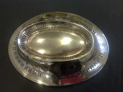 Lot 125 - A George III silver dessert basket