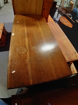 Lot 17 - An Edwardian oak chest of drawers.