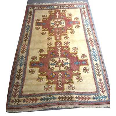 Lot 628 - Persian syle rug hand knotted rug cream grownd, with two giometric octagons 256x157cm