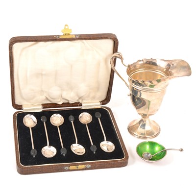Lot 135 - A silver cream jug, maker's mark rubbed, London 1926, a modern Irish silver mini salt and spoon, and a set of silver coffee spoons.