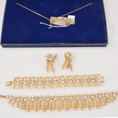 Lot 354 - Sarah Coventry USA - a boxed set of 1960's jewellery, Attwood & Sawyer boxed pendant and chain.