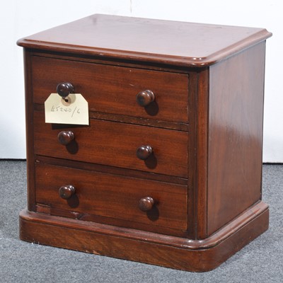 Lot 487 - Late 19th Century mahogany small dressing table jewellery chest