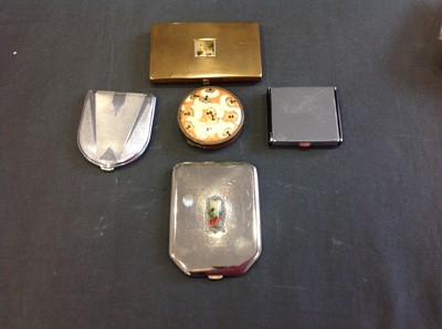 Lot 372 - Fourteen Art Deco and other powder compacts including a rare compact with grater, another modern Stratton, Coty