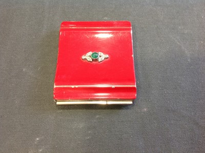 Lot 372 - Fourteen Art Deco and other powder compacts including a rare compact with grater, another modern Stratton, Coty