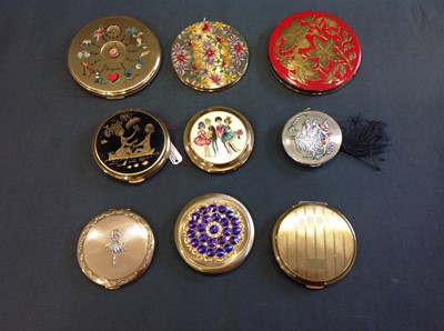 Lot 389 - Eighteen vintage powder compacts, Vogue, Kigu, Mascot, Marie, Melissa