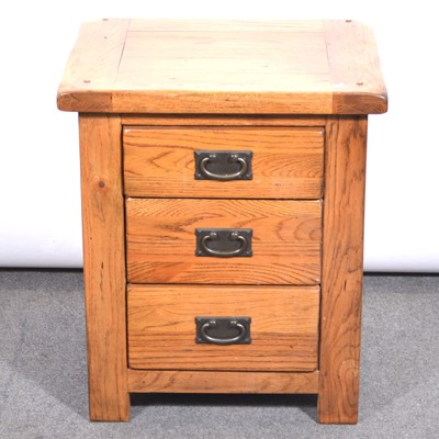 Lot 352 - Contemporary oak small chest of drawers