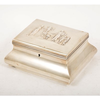 Lot 214 - A silver trinket box with silk lining, William Comyns & Sons, London 1911