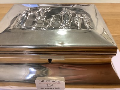 Lot 214 - A silver trinket box with silk lining, William Comyns & Sons, London 1911