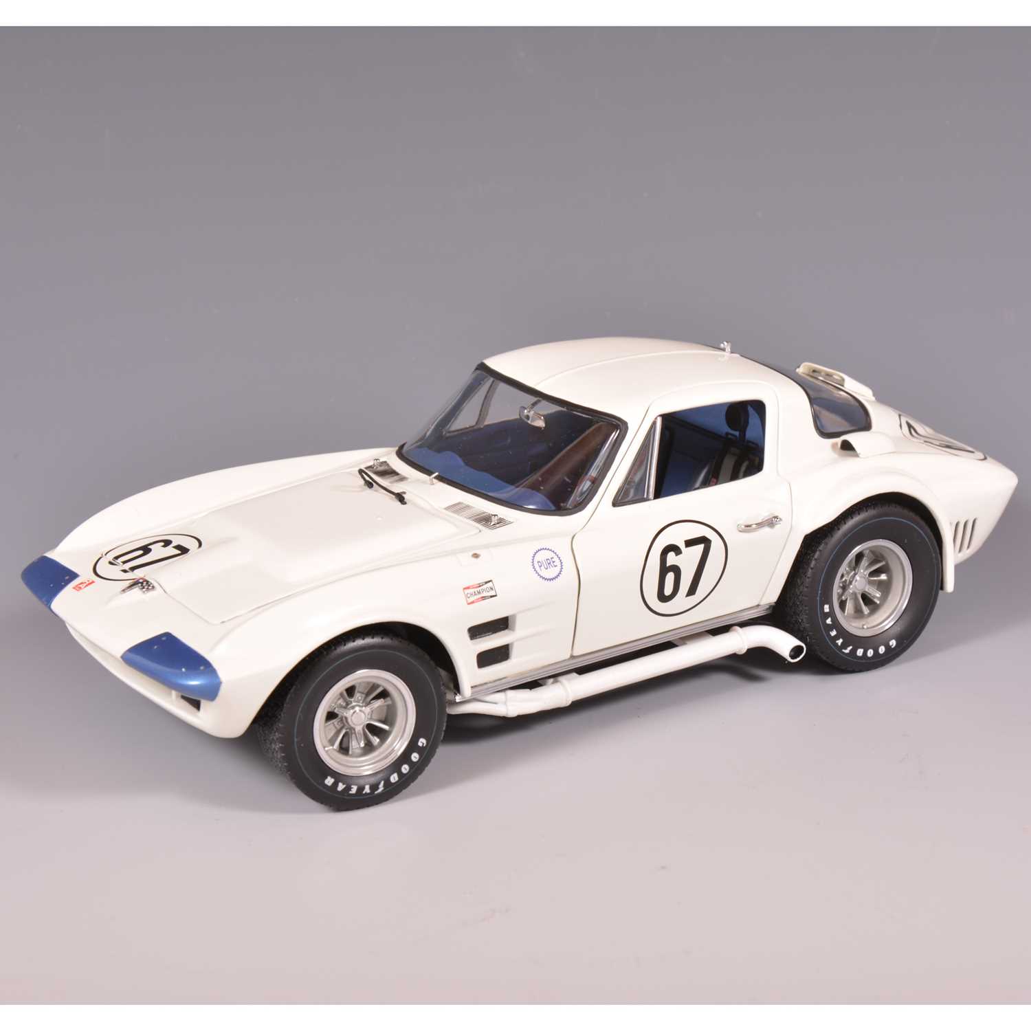 Lot 94 - Exoto 1:18 scale model; Corvette Grand Sport Coupe (1964) - Road America 500
