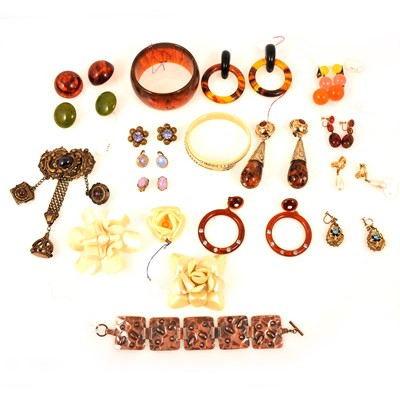 Lot 261 - A collection of vintage faux tortoiseshell, ivorine, celluloid and other bold jewellery, Monet