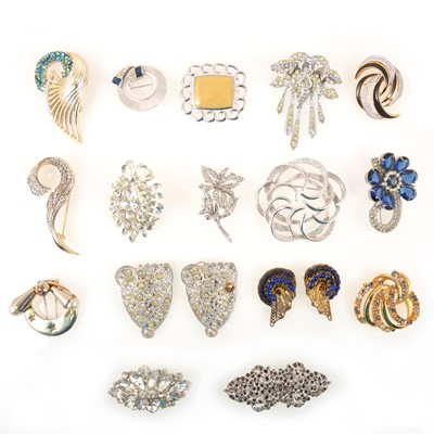Lot 243 - Eighteen vintage brooches, clips, Attwood & Sawyer, Boucher, Weiss, Monet, Sarah Coventry.