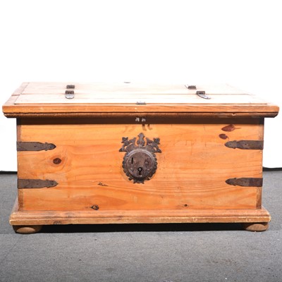Lot 95 - A Mexican blanket box/ storage chest.