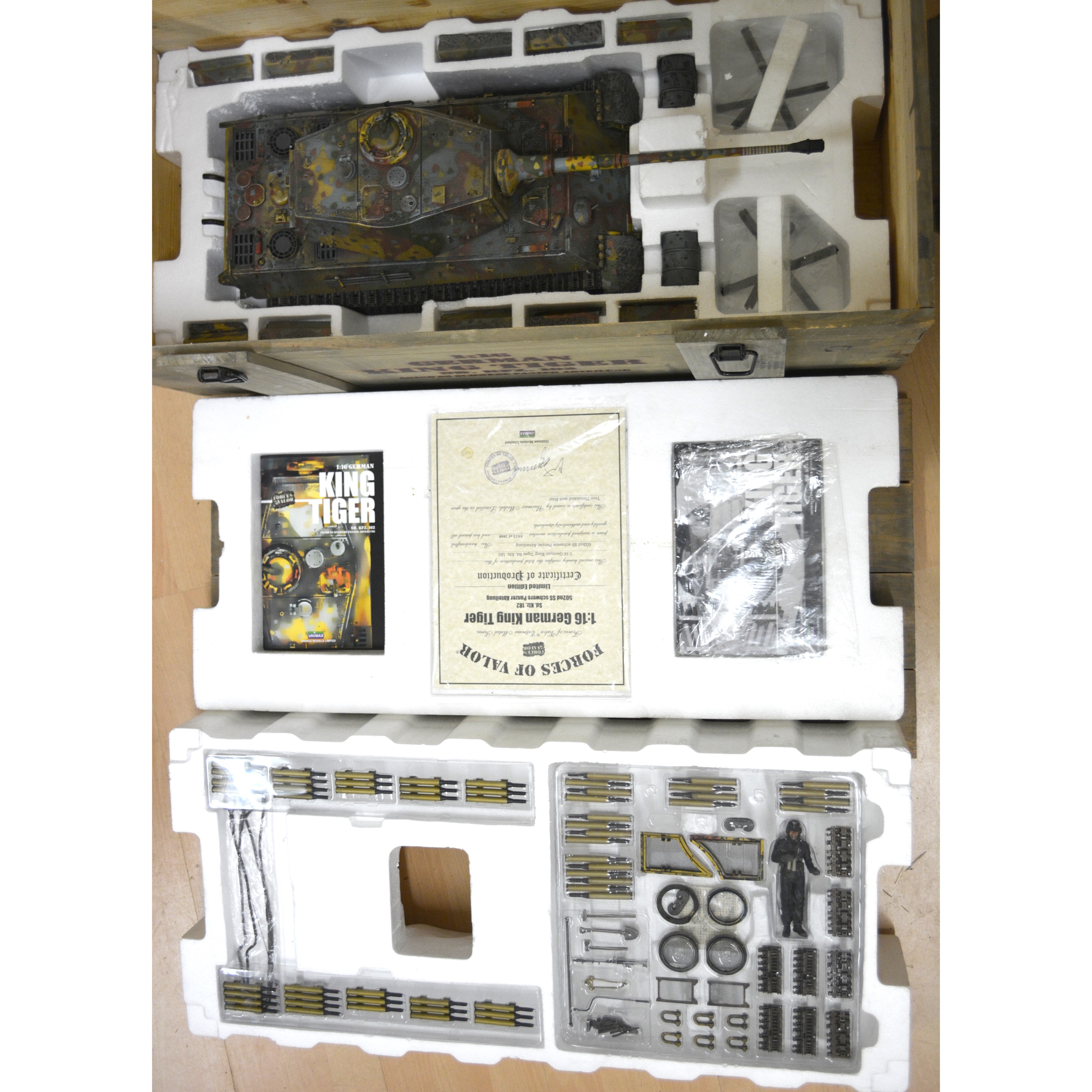 Lot 21 - Forces of Valor 1:16 die-cast model tank;