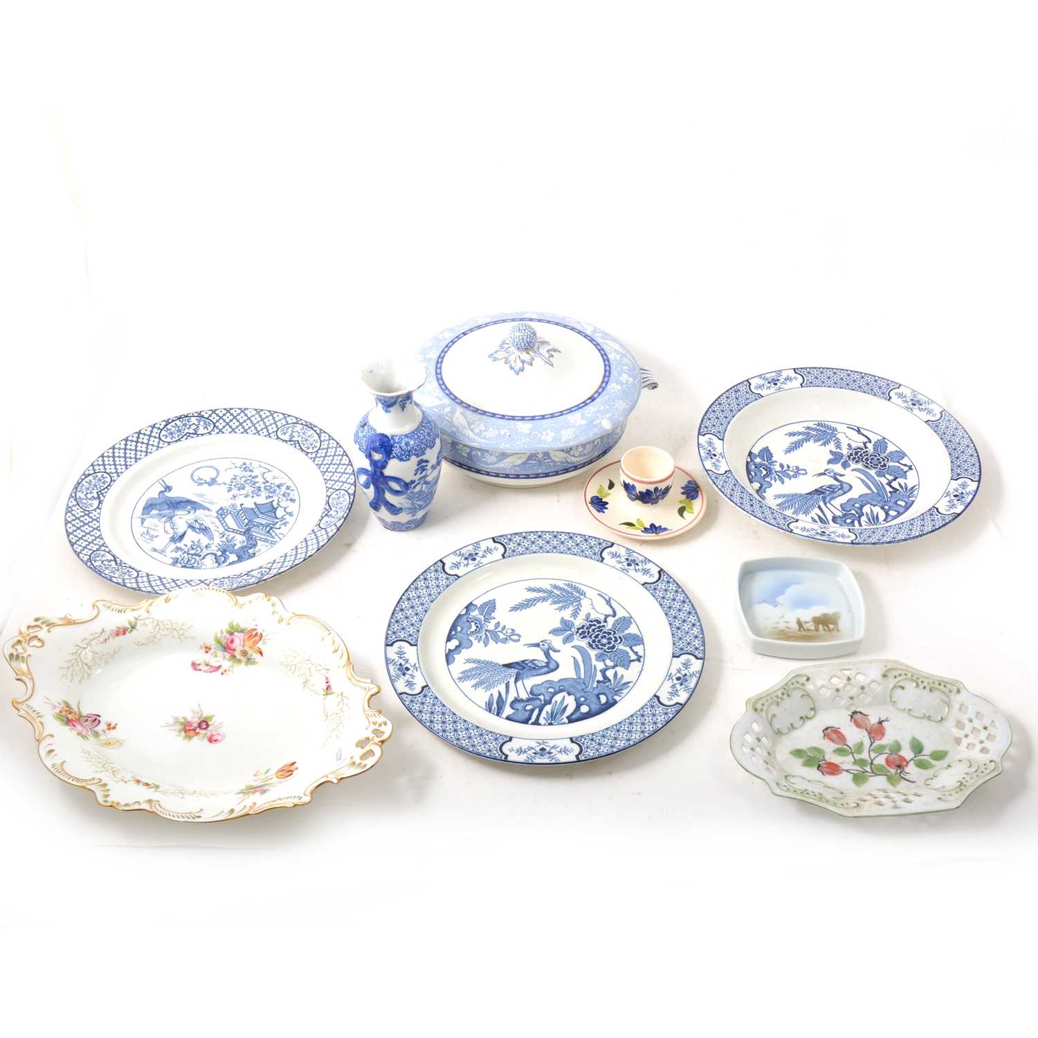 Lot 71 - A quantity of decorative plates and ceramics