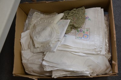 Lot 122 - A quantity of lace and linen