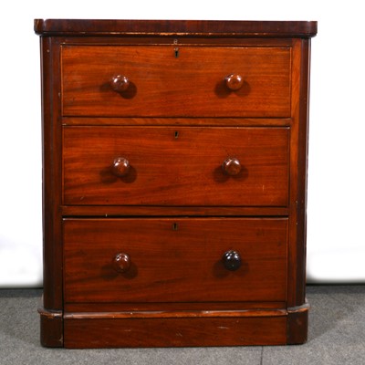 Lot 546 - A small Victorian mahogany chest of drawers