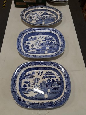 Lot 36 - Small collection of Derby Imari pattern teaware, and Willow pattern printware.